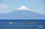 Turistas se divertem nas águas do lago Llanquihue, aos pés do majestoso vulcão Osorno, na pequena Frutillar, no sul do Chile